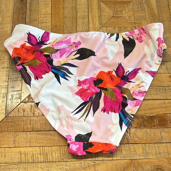 Gorgeous Ashley Graham Bikini Set - Picture 6 of 8